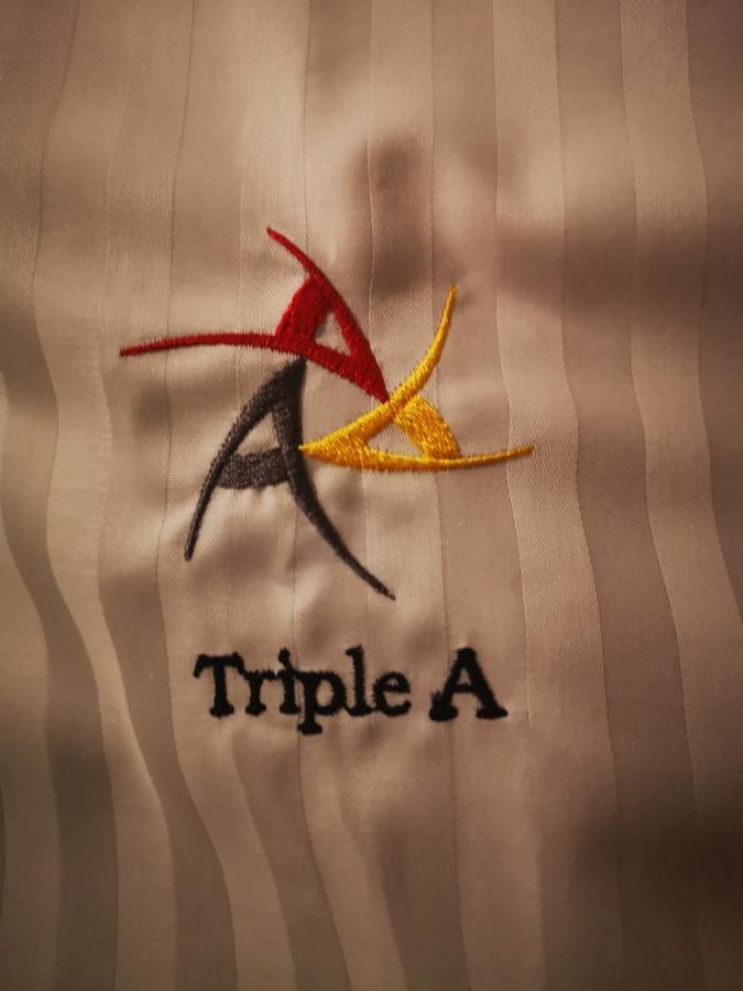 Triple A - 3 Squares - Free Parking! Apartamento Atenas Exterior foto